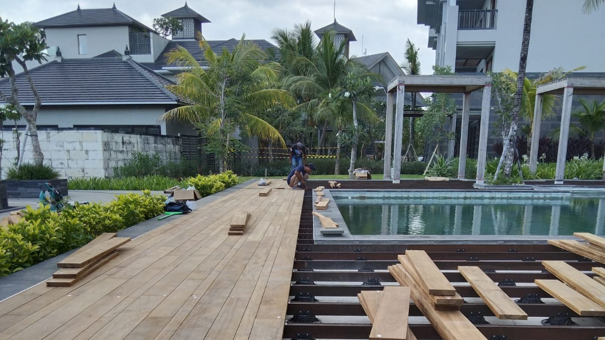 Bordi piscina woodeck